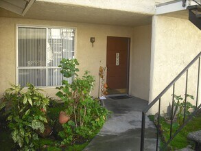 Building Photo - Spacious two story condo with garage