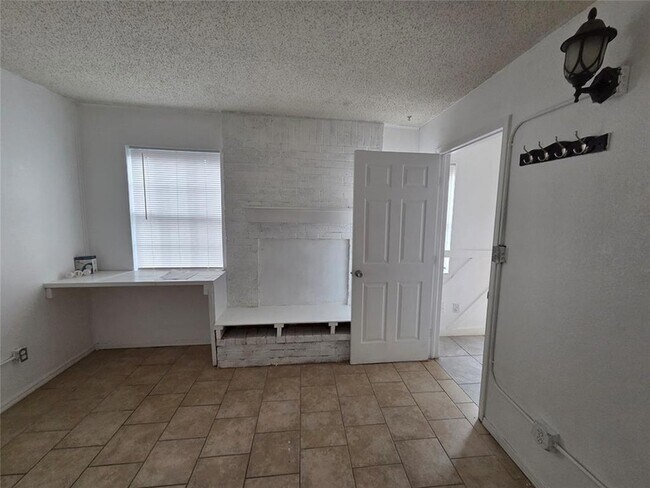 Building Photo - 401 SE 12th St