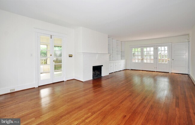 Building Photo - 3752 Kanawha St NW