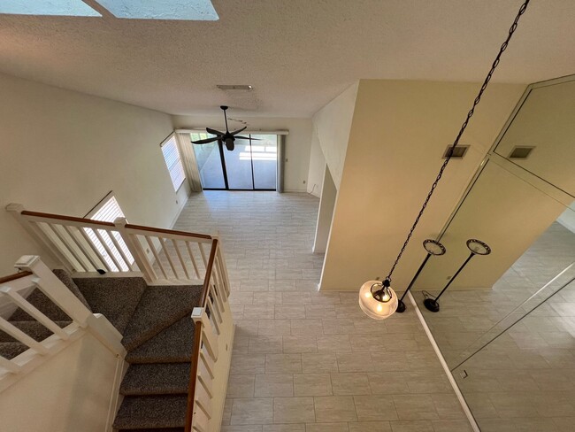 Building Photo - Beautiful 3 bed 2.5 bath townhome
