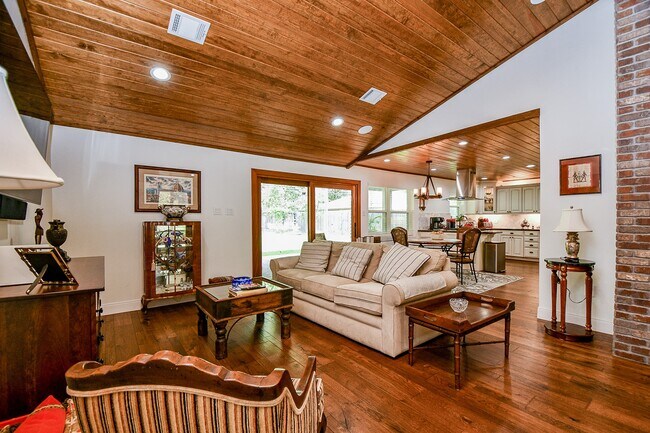 Building Photo - 922 Chantilly Ln