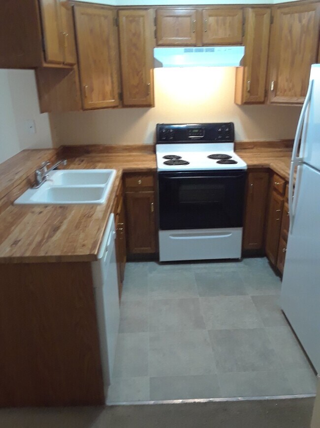 Building Photo - Available Now! "Charming 2-Bed Townhouse w...