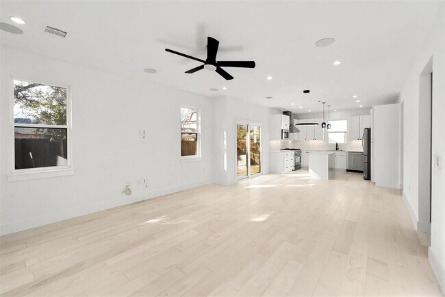 Building Photo - 1500 Sylvan Glade
