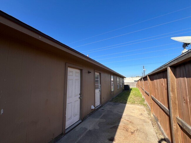 Building Photo - BRICK HOME QUICK COMMUTE TO CROSSTOWN SOUTH