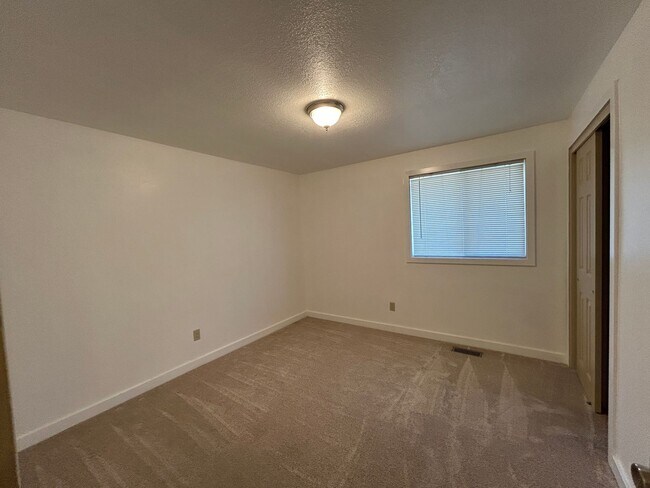 Building Photo - 4 Bedroom / 2 Bathroom Home in SW Redmond