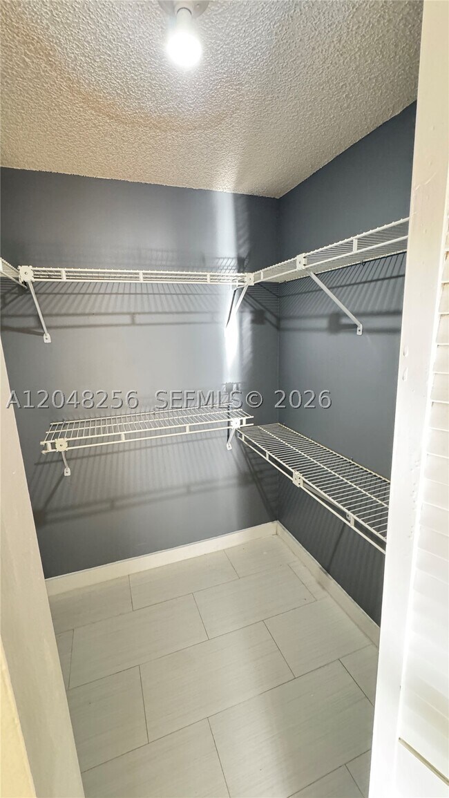 Building Photo - 5525 N Lakewood Cir