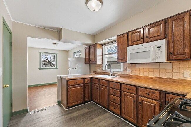 Building Photo - 1105 Woodlawn Cir