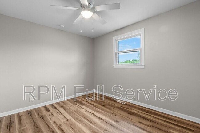 Building Photo - 895a W Sharpe Ave