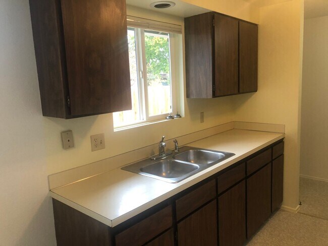 Building Photo - 3 bedroom, 1 bath house in Springfield!