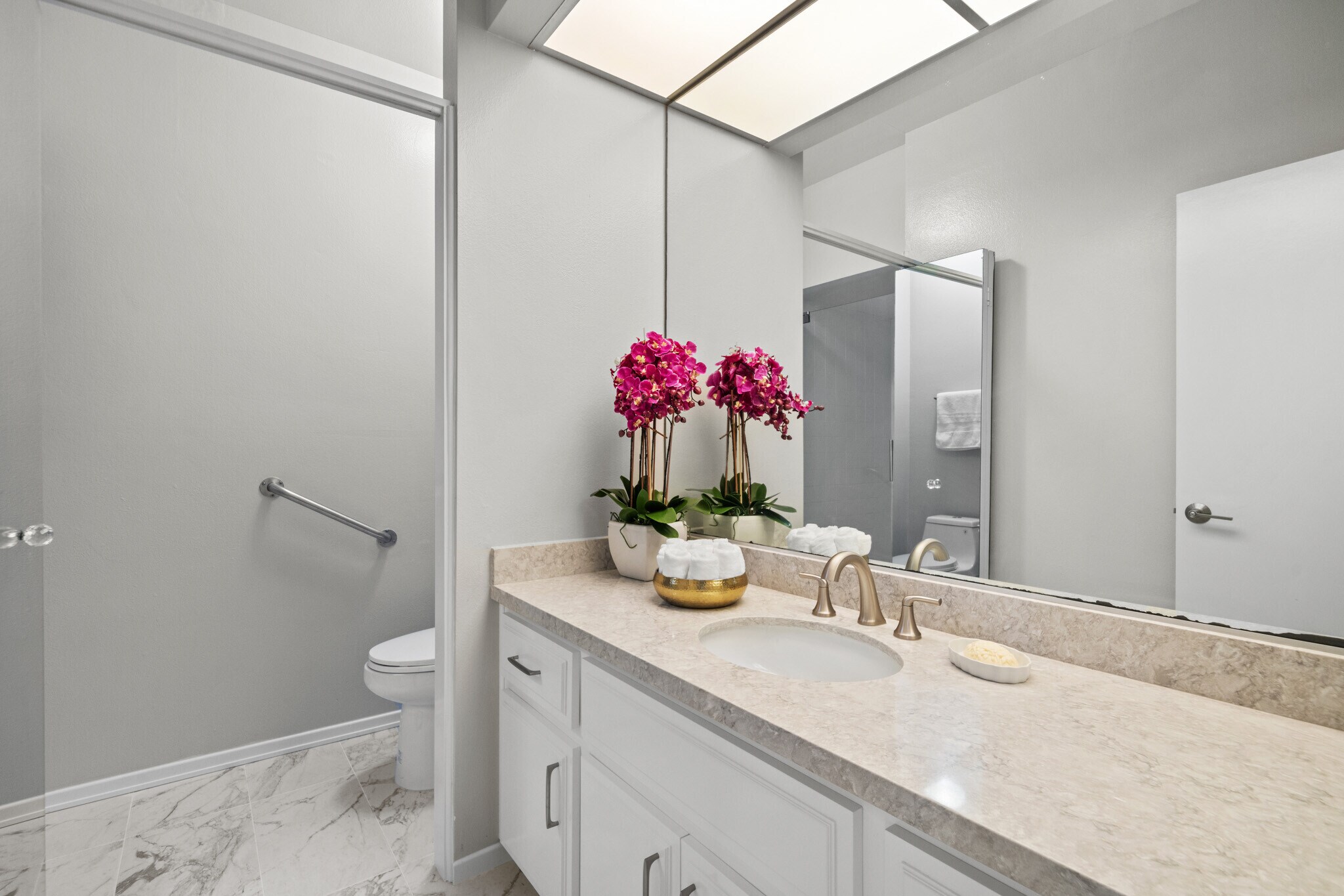 Building Photo - 1167 Roxbury Dr