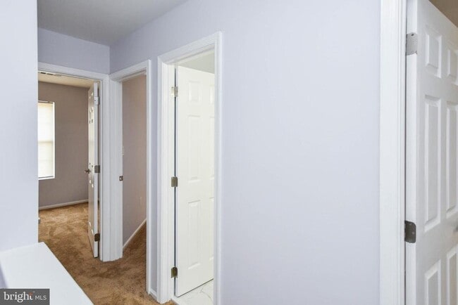 Building Photo - 915 Westlake Dr