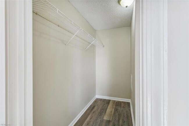 Building Photo - 213 Quarter Trail