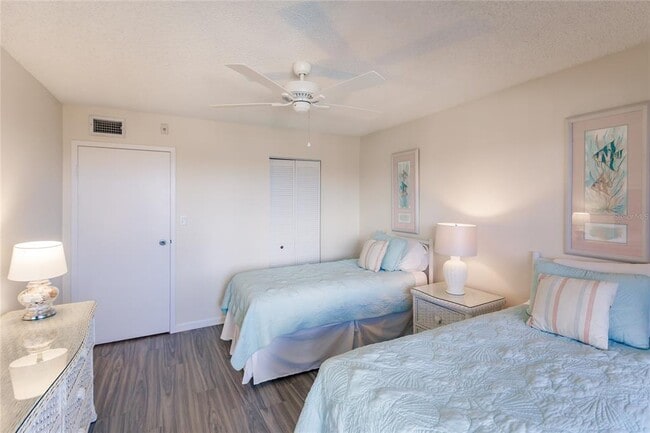 Building Photo - 1055 W Peppertree Dr