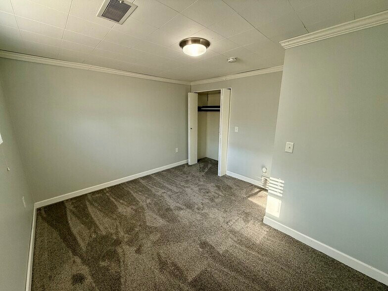 Building Photo - 901 Summer St NE