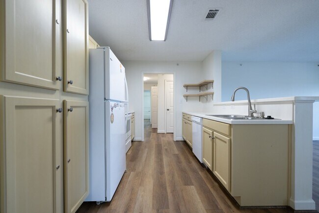 Building Photo - Renovated Condo in Harts Cove!
