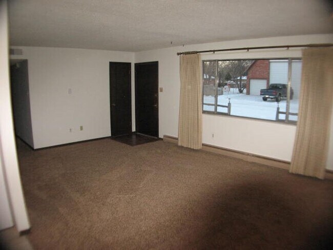 Building Photo - Move in SPECAIL,  1/2 off First Full Months Rent. ALL PROSPECTIVE TENANTS MUST SUBMIT A $58 NON-R...