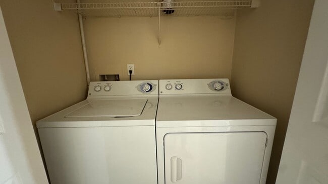 Building Photo - Welcome to Your Ground Floor 1 Bed, 1 Bath...
