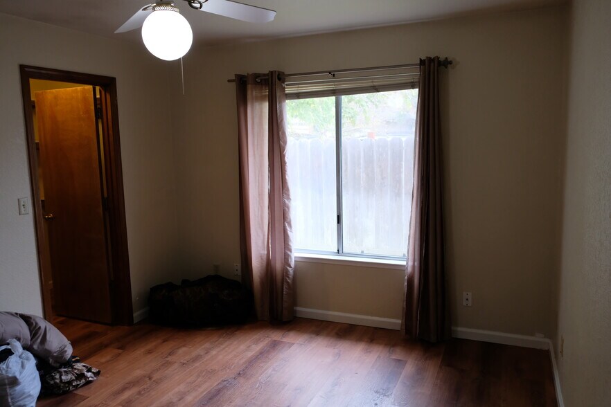 1st Bedroom - 118 W Beverly Pl