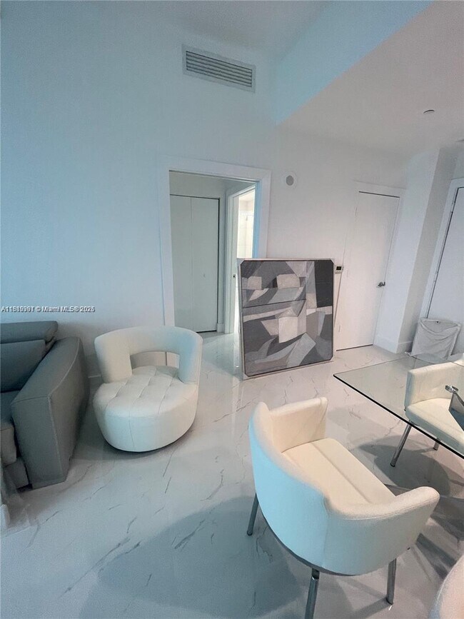 Building Photo - 950 Brickell Bay Dr
