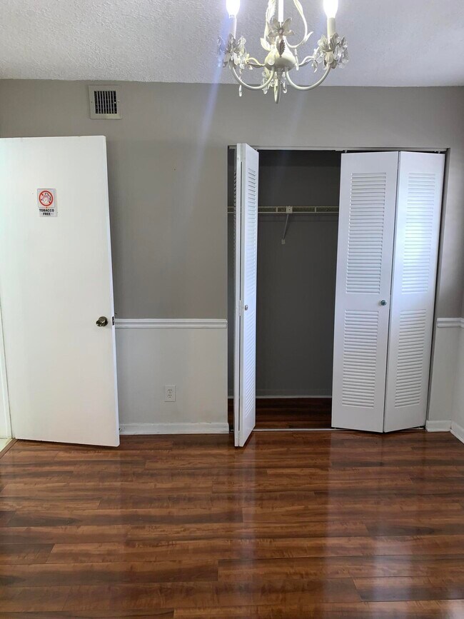 Building Photo - 2015 Coral Ridge Dr