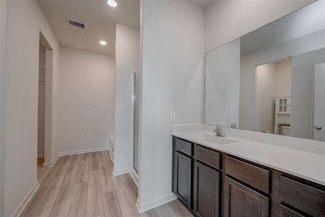 Building Photo - 545 Amberwood Pk Dr