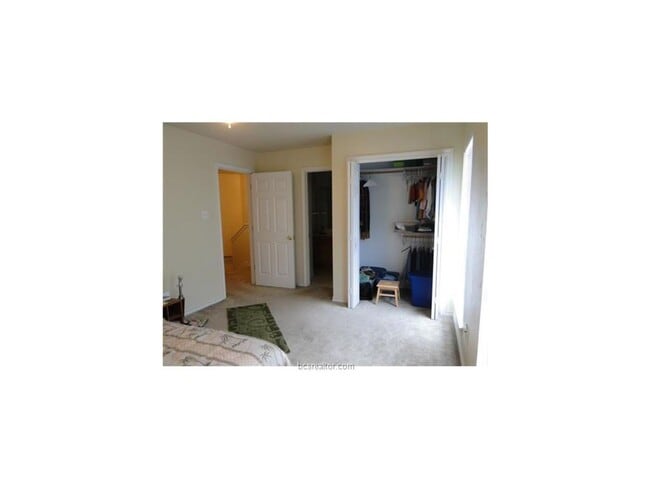 Building Photo - Spacious 3/2 1/2 duplex in convenient loca...