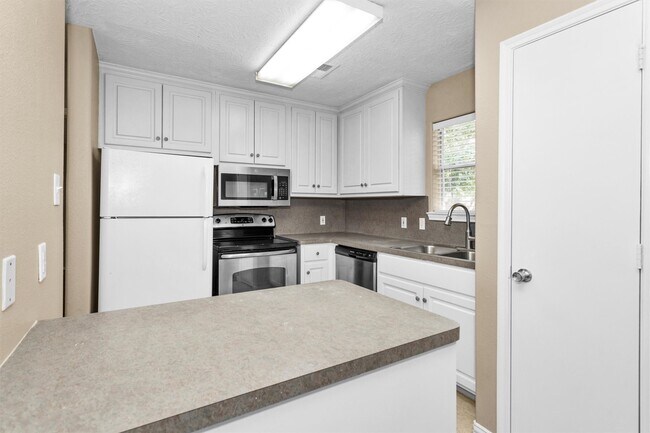 Building Photo - 16396 Many Trees Ln