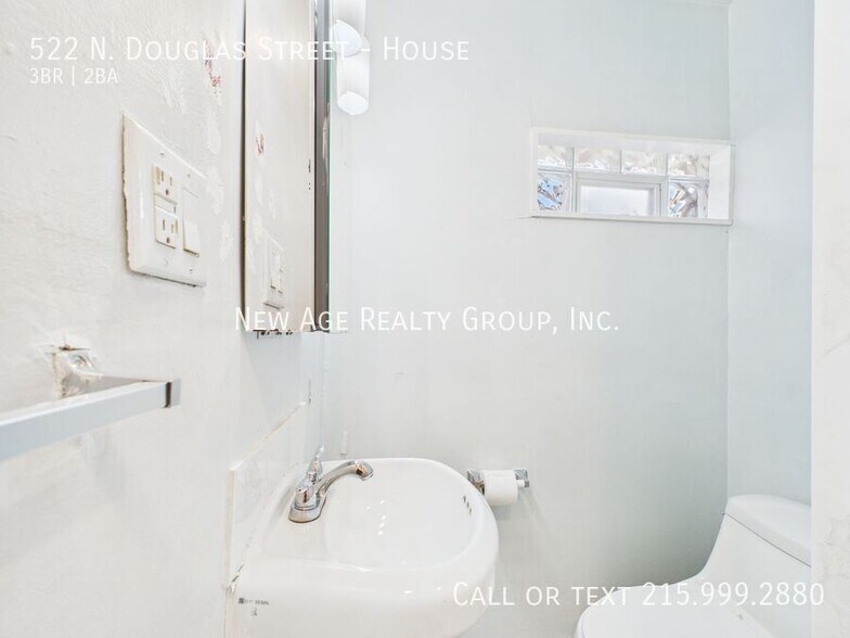 Building Photo - 522 N Douglas St