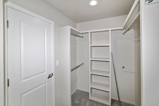 Building Photo - 7617 Woodford Ave