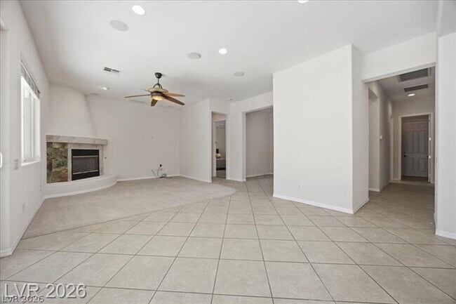 Building Photo - 2765 Struan Ave