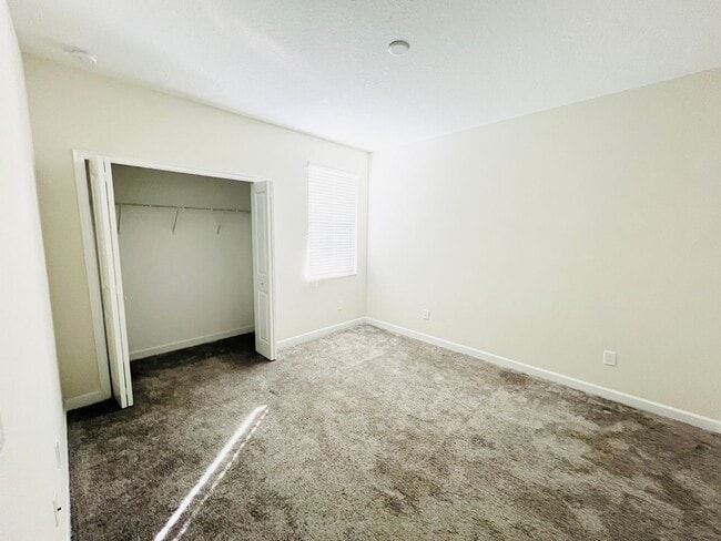 Building Photo - 4 bed 3.5 bath Townhouse In Storey Lake