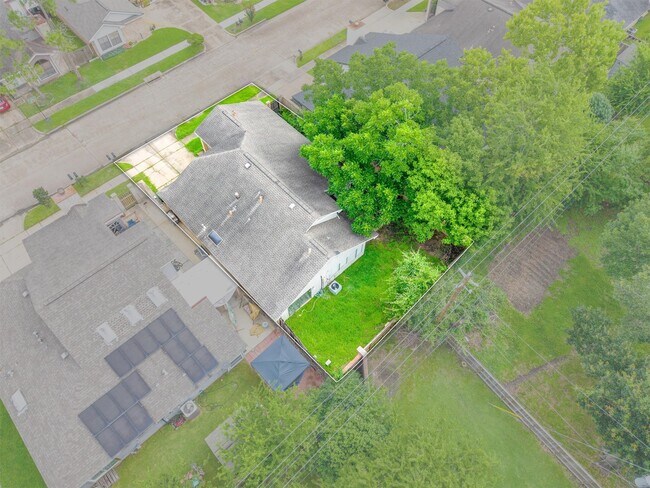 Building Photo - 7815 Royan Dr