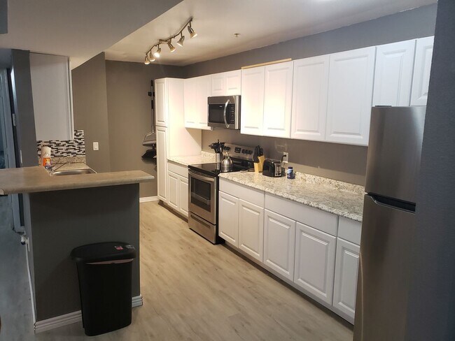 Building Photo - Spacious 2 Bedroom 2 Bath Condo in The Arbors!