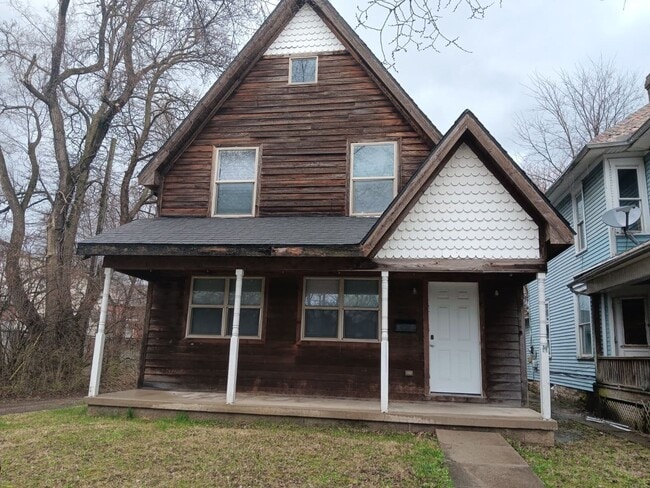 Building Photo - For Rent: 4-bedroom 2-bathroom single family home! Available NOW!