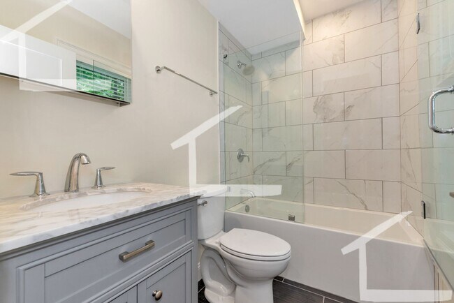 Building Photo - Huge 5 bed in Medford