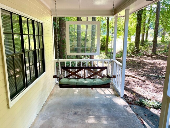 Building Photo - Welcome to the Charming 4 Bedroom/3 Bath w...