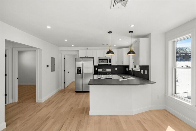 Building Photo - 55 Dustin St