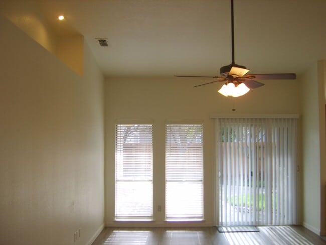 Building Photo - Sophisticated 3-Bedroom, 2-Bathroom Home in Sacramento