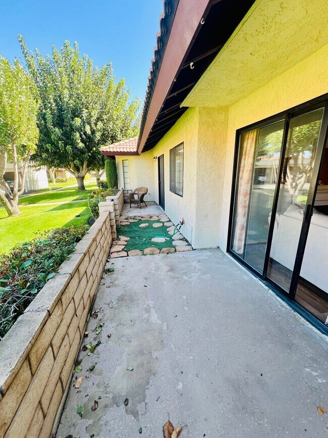 Building Photo - Inviting Gated Community Townhome—Jess Ranch 55+