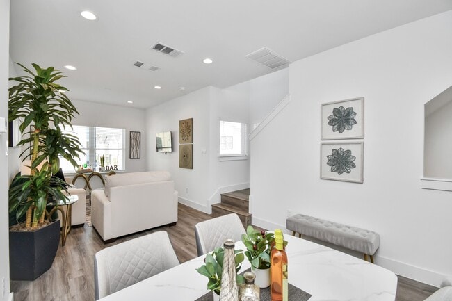 Building Photo - 2003 Laverne Willow Ln