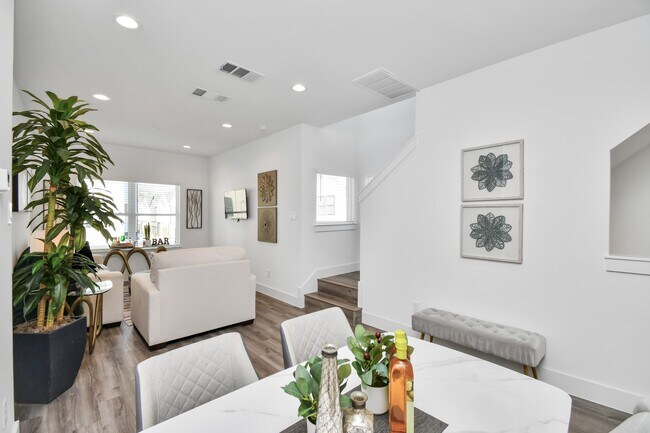 Building Photo - 2008 Laverne Holw Ln