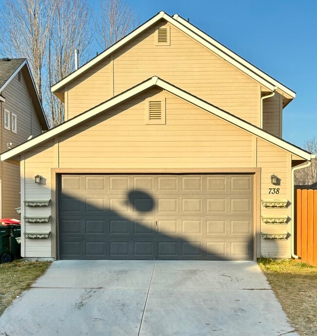 Building Photo - 738 N Carisbrooke Ave