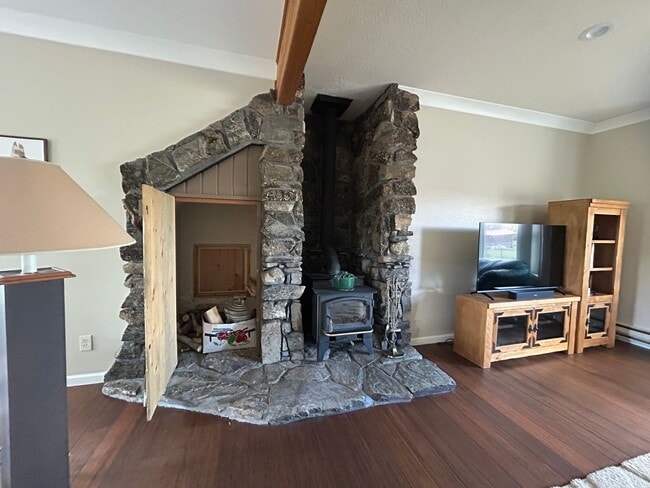 Building Photo - Breathe Taking Views with this 4 bed 3.5 bath home!