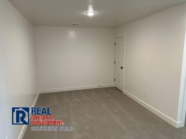 Building Photo - Townhome in South Desert