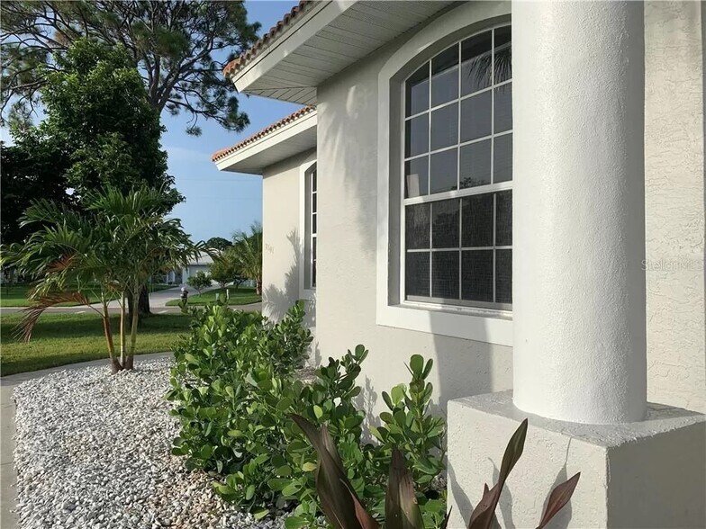 Building Photo - 2301 Goya Dr