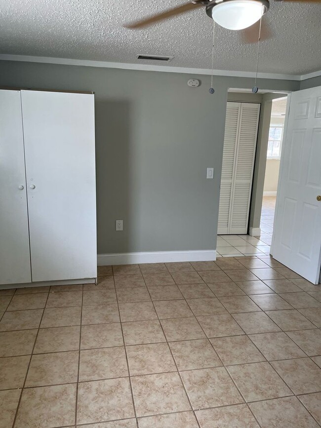 Building Photo - For Rent – Updated 1BR / 1BA Duplex in Zephyrhills