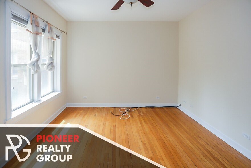 Hardwood Floors - 1946 W Leland Ave