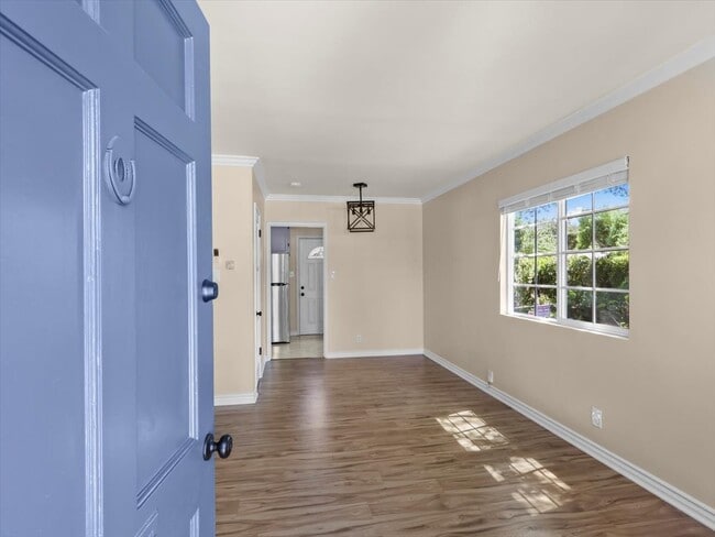 Unit entry - 3801 Legion Ln