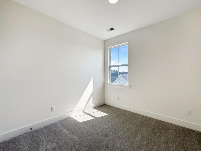 Building Photo - 258 Symphony Ave