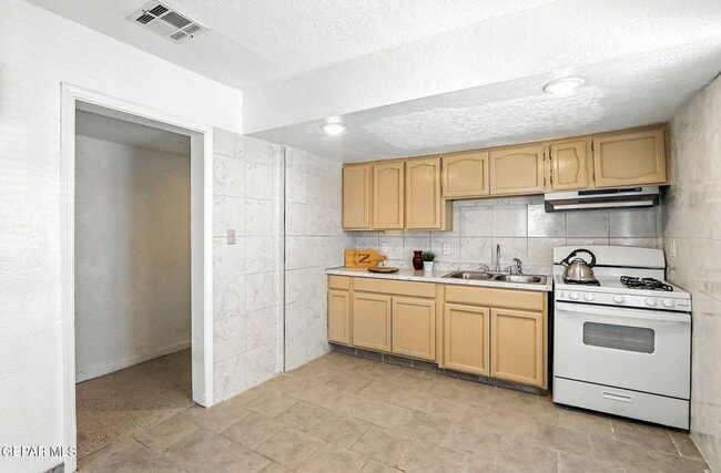 Building Photo - 5912 Cleveland Ave